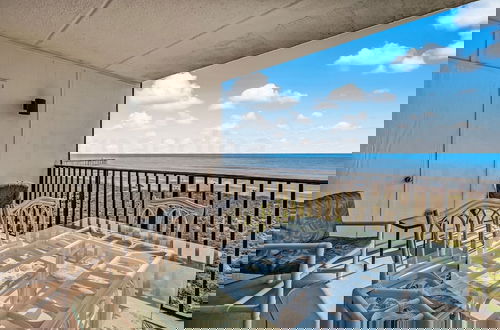 Foto 42 - Striking Ocean View Condo with Private Walkway to the Beach by RedAwning