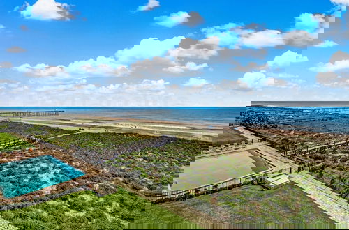Foto 20 - Striking Ocean View Condo with Private Walkway to the Beach by RedAwning