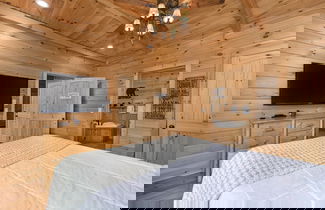 Foto 2 - Cabin w/ Mountain Views, Hot Tub & Game Room!