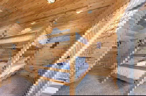 Foto 9 - Cabin w/ Mountain Views, Hot Tub & Game Room!