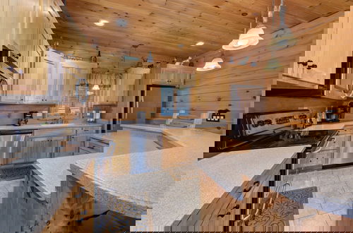 Foto 13 - Cabin w/ Mountain Views, Hot Tub & Game Room!