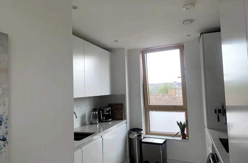 Photo 8 - Stylish 2BD Flat With Private Balcony - Battersea