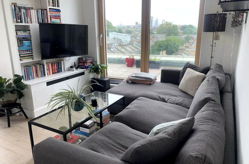 Photo 9 - Stylish 2BD Flat With Private Balcony - Battersea