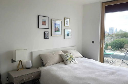 Photo 5 - Stylish 2BD Flat With Private Balcony - Battersea