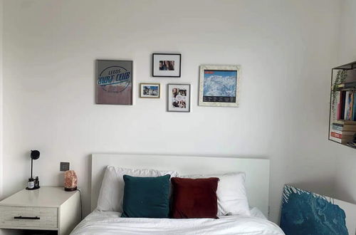 Photo 2 - Stylish 2BD Flat With Private Balcony - Battersea