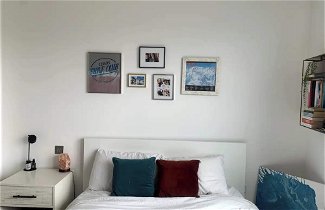 Photo 2 - Stylish 2BD Flat With Private Balcony - Battersea