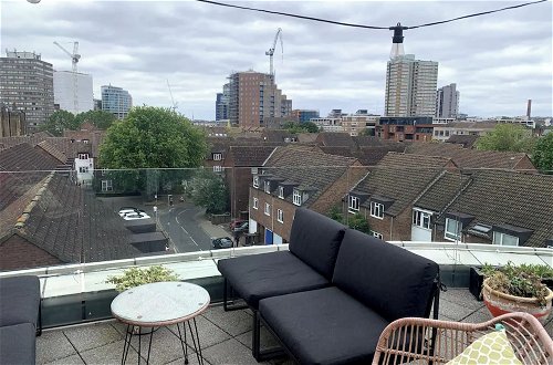 Photo 16 - Stylish 2BD Flat With Private Balcony - Battersea