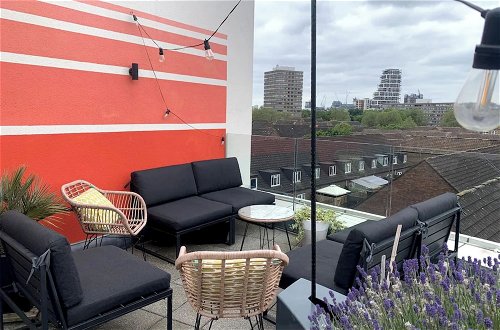 Photo 18 - Stylish 2BD Flat With Private Balcony - Battersea
