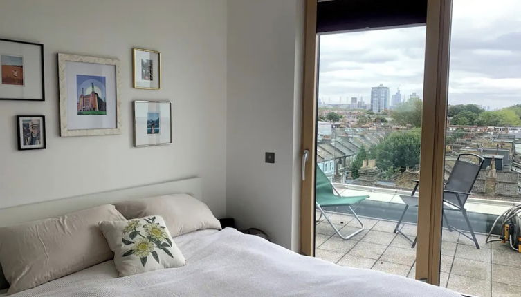 Photo 1 - Stylish 2BD Flat With Private Balcony - Battersea