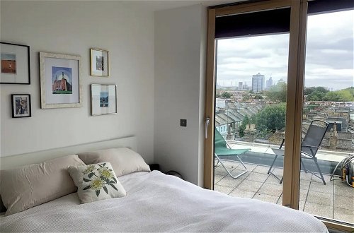 Photo 1 - Stylish 2BD Flat With Private Balcony - Battersea