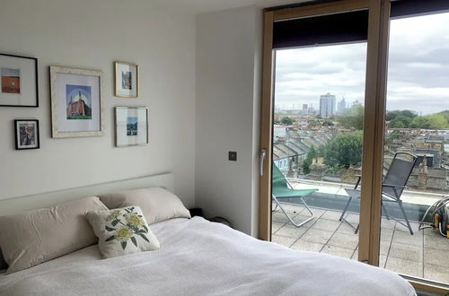 Foto 1 - Stylish 2BD Flat With Private Balcony - Battersea