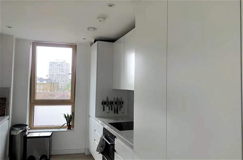 Photo 7 - Stylish 2BD Flat With Private Balcony - Battersea