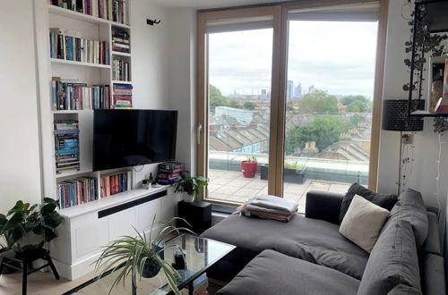 Photo 10 - Stylish 2BD Flat With Private Balcony - Battersea