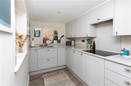 Photo 13 - Vibrant 1BD Home With Outdoor Patio - Hammersmith