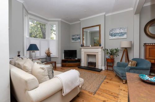 Photo 15 - Vibrant 1BD Home With Outdoor Patio - Hammersmith