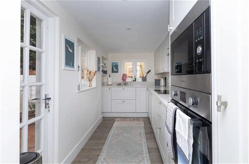 Photo 14 - Vibrant 1BD Home With Outdoor Patio - Hammersmith