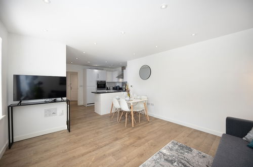 Photo 28 - Contemporary 2-Bedroom Apart near Balham