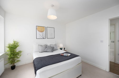 Photo 10 - Contemporary 2-Bedroom Apart near Balham