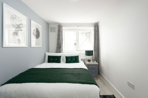 Photo 12 - Modern 4 Bedroom House - Queensway St