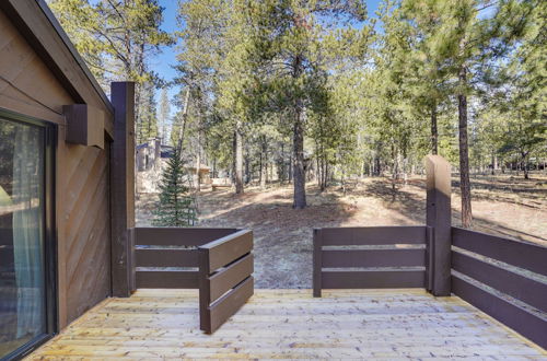 Photo 18 - Inviting Sunriver Cabin w/ Resort Amenities