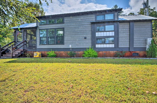 Foto 3 - Secluded Morganton Tiny Home w/ Hot Tub Access