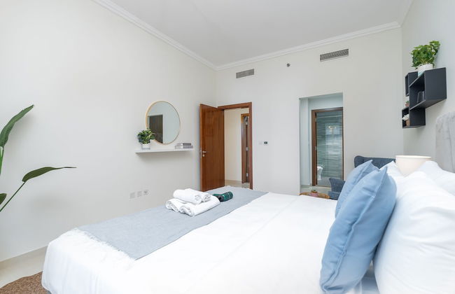 Luxe Apartments near Dubai Mall, Burj Khalifa - Pool, Gym, & Parking by Sojo Stay - Foto 1