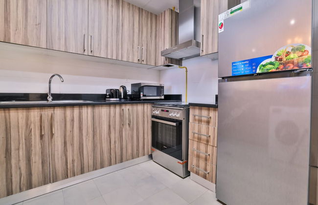 Luxe Apartments near Dubai Mall, Burj Khalifa - Pool, Gym, & Parking by Sojo Stay - Foto 51