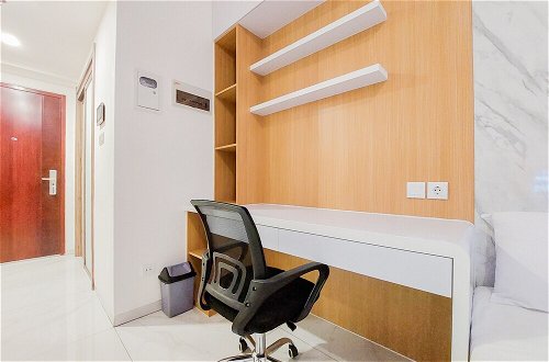 Foto 12 - Modern Look And Compact Studio At Sky House Alam Sutera Apartment
