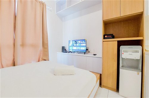 Foto 2 - Modern Look And Compact Studio At Sky House Alam Sutera Apartment