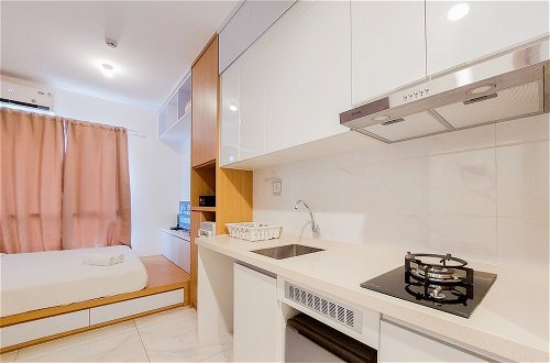 Foto 7 - Modern Look And Compact Studio At Sky House Alam Sutera Apartment