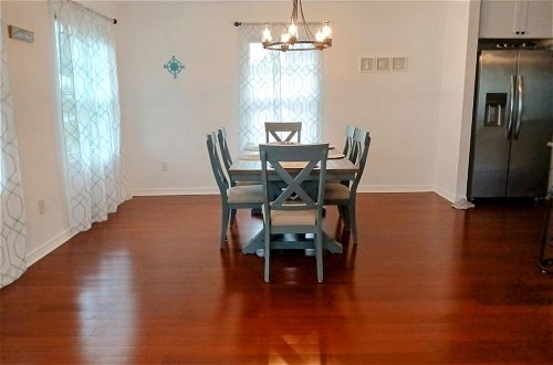 Foto 6 - Newly-remodeled, pet Friendly Home, Close to Beach