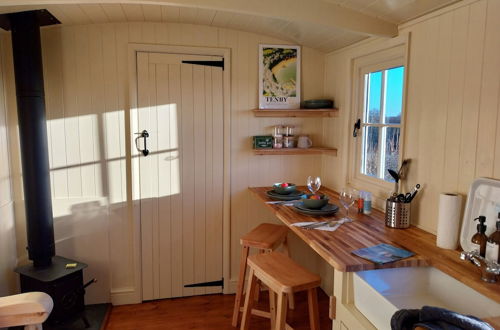 Photo 14 - Cosy Shepherds hut in Carmarthen