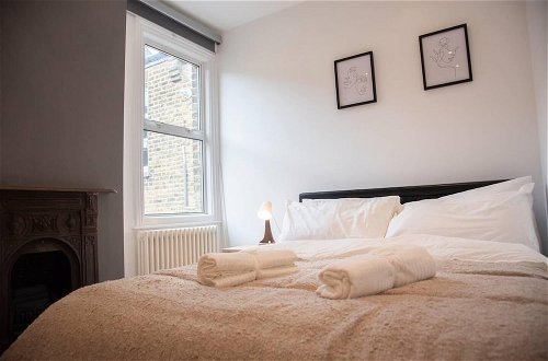Photo 10 - Charming 3-bed Apartment in London