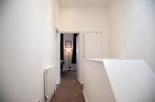 Foto 42 - Charming 3-bed Apartment in London