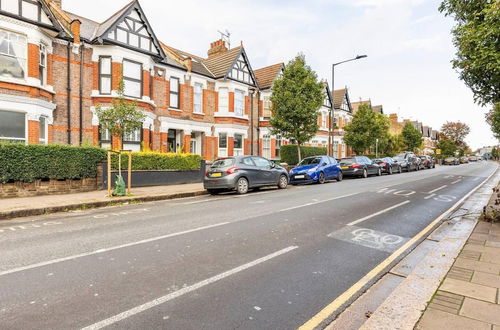 Photo 54 - Charming 3-bed Apartment in London