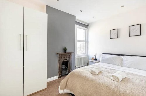 Foto 19 - Charming 3-bed Apartment in London