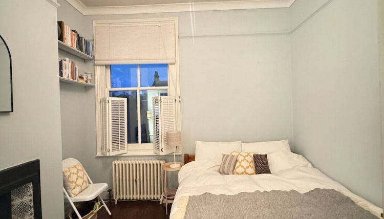 Photo 1 - Cosy & Charming 1BD Flat Kensal Rise, London