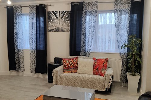 Foto 18 - Stunning 2-bed Apartment in London Dagenham