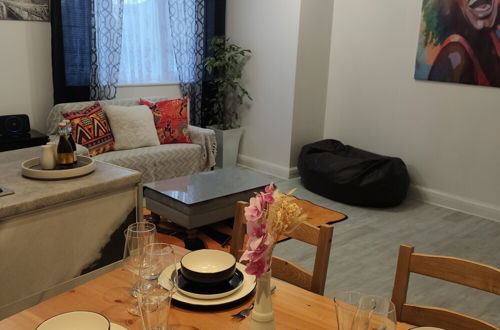 Photo 15 - Stunning 2-bed Apartment in London Dagenham