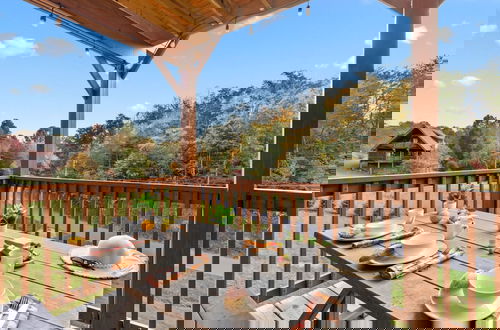 Photo 16 - Rustic Mountain Retreat by Ghosal Luxury Lodging