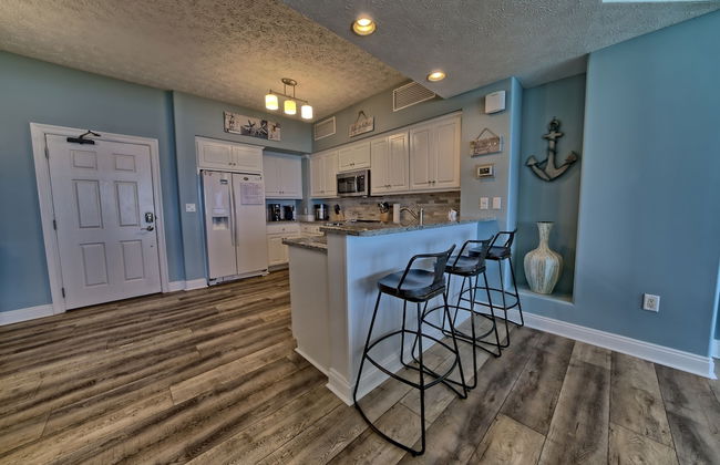 Beautiful Condo with Spacious Balcony to Enjoy Fascinating Ocean View - Unit 1002 by RedAwning - Foto 9