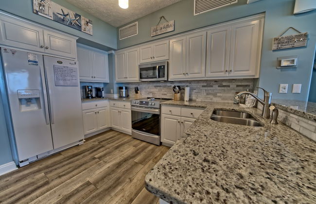 Beautiful Condo with Spacious Balcony to Enjoy Fascinating Ocean View - Unit 1002 by RedAwning - Foto 10