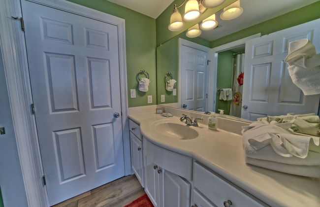Beautiful Condo with Spacious Balcony to Enjoy Fascinating Ocean View - Unit 1002 by RedAwning - Foto 21