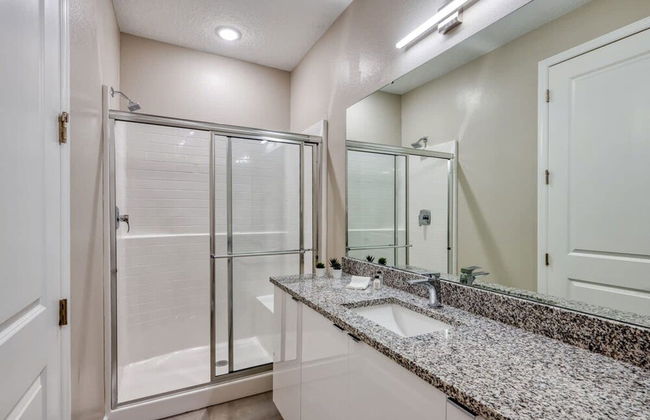 New Chic Modern Home in Prime Location - Foto 18