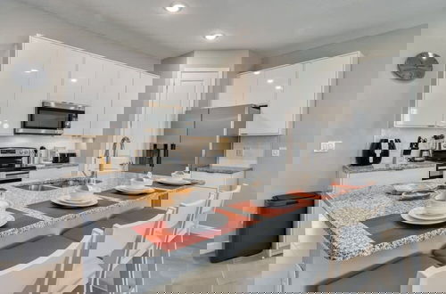 Foto 7 - New Chic Modern Home in Prime Location