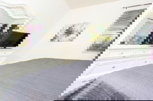 Foto 4 - Solterra Resort 6 Bed Pool Spa Game Room 6 Bedroom Home by Redawning