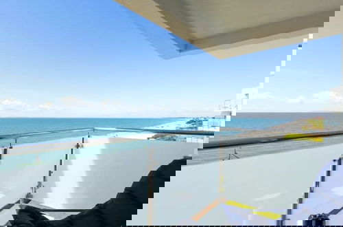 Photo 2 - Beachfront Apartment With Panoramic Sea Views