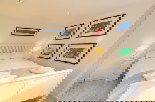 Foto 5 - Stylist Split Level 2 Bed With Parking