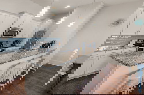 Foto 16 - Stunning 4 Bd/4.5 BA - Free Wifi - Easy Walk to Beach