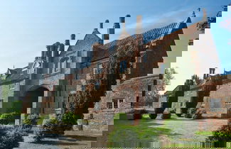 Foto 2 - Lavish Tudor Estate Gardens - Sleeps 25